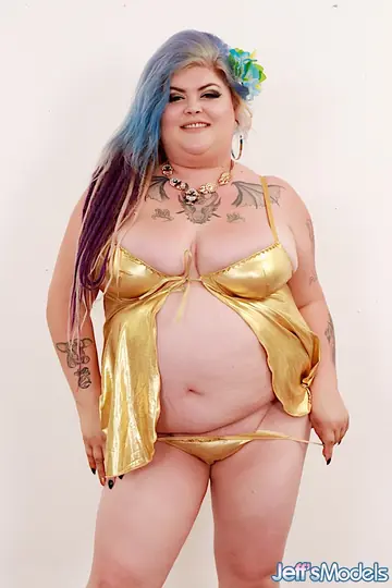 Sasha Syren – PAWG Spreads Her Pussy in a Bikini