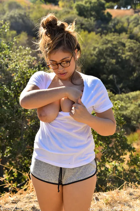 Ella Knox: Mexican MILF Reveals Her Huge Natural Tits in Public – photo 5 of 20