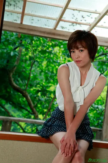 Slim Japanese Woman Gets Licked and Creampied in a Skirt
