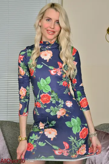 Lexi Lou – Tall Blonde MILF in Lingerie and Stockings Spreads Her Pink Pussy