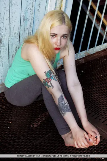 Shirley Manson – Tattooed Blonde MILF Sheds Her Yoga Pants and Spreads Outdoors
