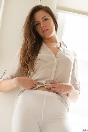 Coco Rose – Brunette PAWG Spreads Her Pussy Wide