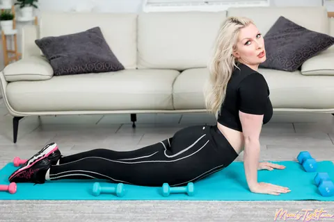 Sydney Paige: Thick Blonde MILF in Yoga Pants Gives a Handjob and Rides in the Gym – photo 3 of 16