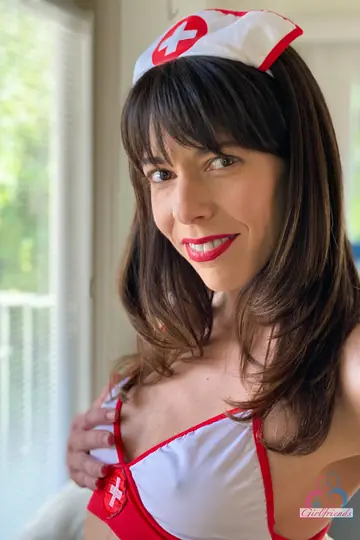 Vera King – Petite Brunettes Kiss and Spread Their Pussies in Girlfriend Set