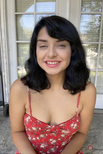 Leda Lotharia – Petite Latina Spreads Her Pussy Wide