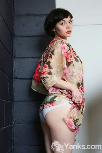 Ivy Hamilton – PAWG Australian in Lingerie Uses a Dildo and Spreads