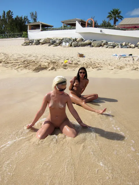 Bibi Noel: Blonde Lesbians Finger, Lick and Spread on the Beach – photo 7 of 21