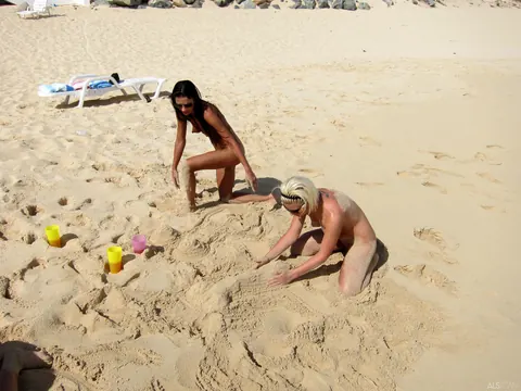 Bibi Noel: Blonde Lesbians Finger, Lick and Spread on the Beach – photo 5 of 21