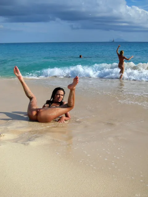 Bibi Noel: Blonde Lesbians Finger, Lick and Spread on the Beach – photo 16 of 21