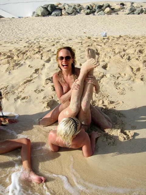Bibi Noel: Blonde Lesbians Finger, Lick and Spread on the Beach – photo 20 of 21