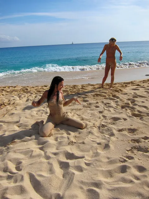 Bibi Noel: Blonde Lesbians Finger, Lick and Spread on the Beach – photo 17 of 21