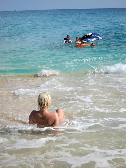 Bibi Noel: Blonde Lesbians Finger, Lick and Spread on the Beach – photo 12 of 21