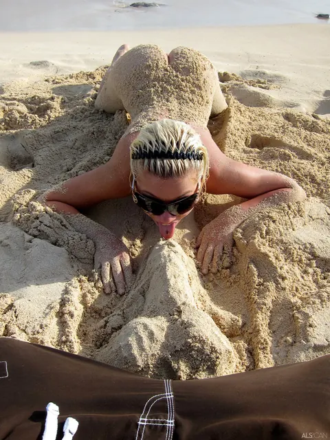 Bibi Noel: Blonde Lesbians Finger, Lick and Spread on the Beach – photo 21 of 21