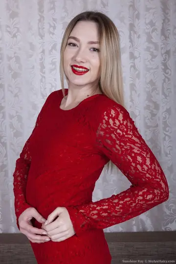 Sunshine Ray – Blonde Amateur Strips Naked and Spreads Her Hairy Pussy