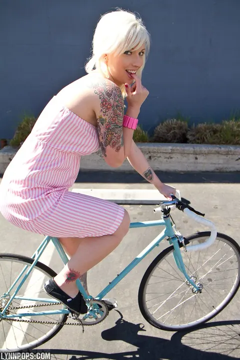 Lynn Pops: Blonde Reveals Her Big Natural Tits on a Bicycle – photo 3 of 15