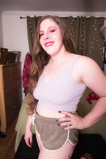 Lana Del Lust – Curvy Redhead MILF with Big Natural Tits Peels Off Her Shorts