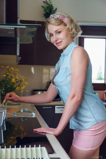 Short-Haired Thick Babe Fingers Herself in the Kitchen