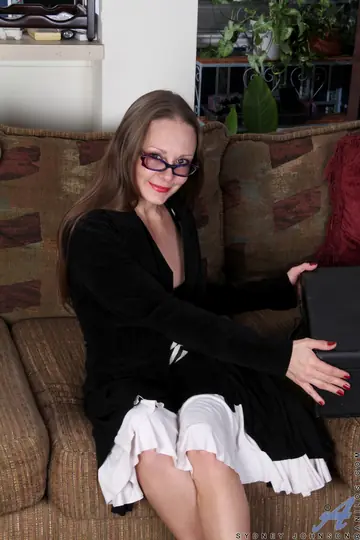 Alexis Smith – Brunette MILF with Big Tits Uses a Toy on Her Trimmed Pussy