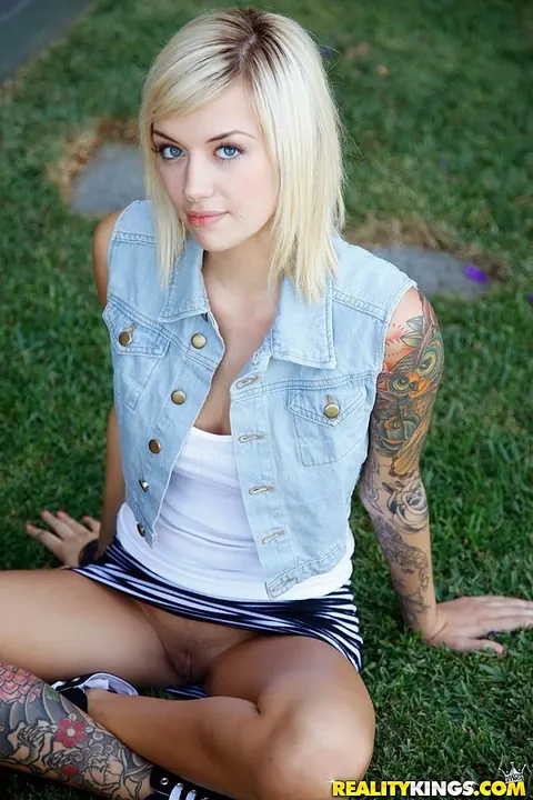 Emma Mae: Tattooed Blonde and Brunette Lesbians Lick Pussy Outdoors in a Threesome – photo 2 of 11