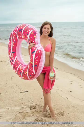 PAWG Strips Out of Her Bikini and Spreads on the Beach