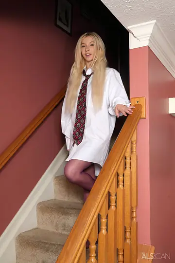 Kenzie Reeves – Skinny Blonde PAWG in Stockings Fingers Her Shaved Pussy