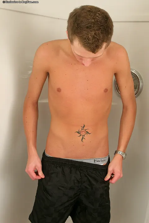 Two Men Fuck and Finger in the Bathroom – photo 4 of 21