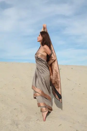 Slim PAWG Spreads Her Ass on the Beach