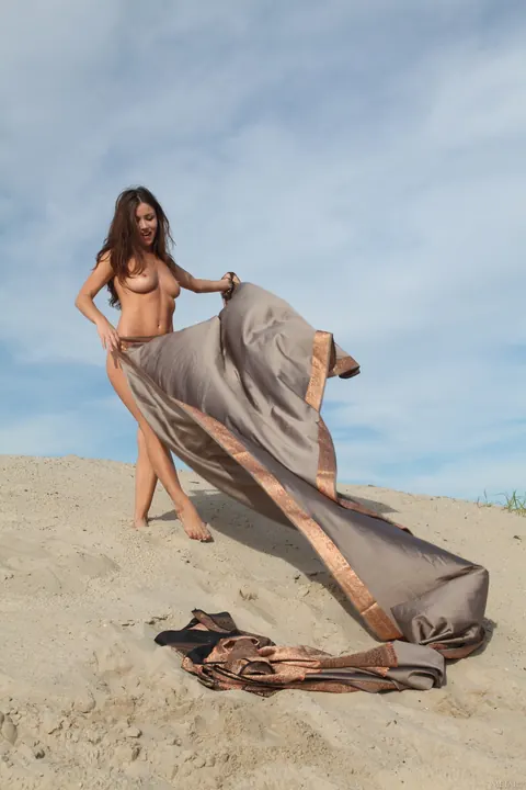 Slim PAWG Spreads Her Ass on the Beach – photo 6 of 21