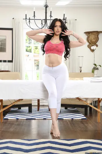 Ryan Smiles – Thick Brunette with Big Tits Peels Off Spandex to Flaunt Her Fat Ass