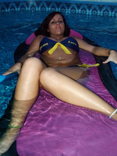 Chubby Brunette Flaunts Her Big Tits in a Bikini by the Pool – photo 10 of 21