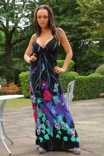 Jenna Hoskins – British PAWG Shows Her Big Tits on Patio in Stockings