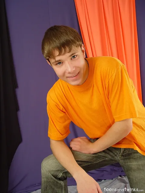 Thick Guy Spreads His Big Ass in the Bedroom – photo 1 of 21
