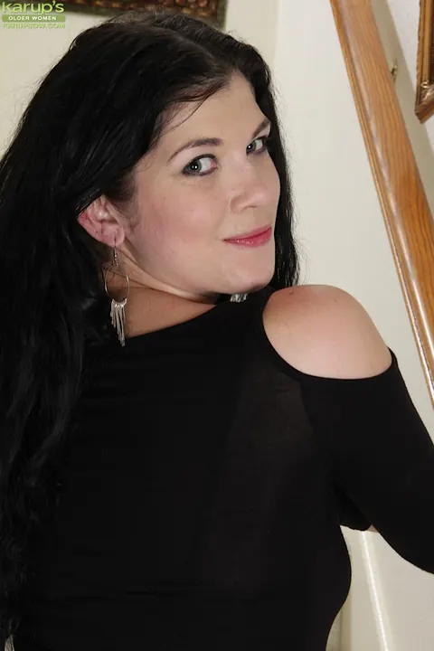 Veronica Stewart: Thick Brunette MILF in Heels Pulls Panties Aside – photo 3 of 16