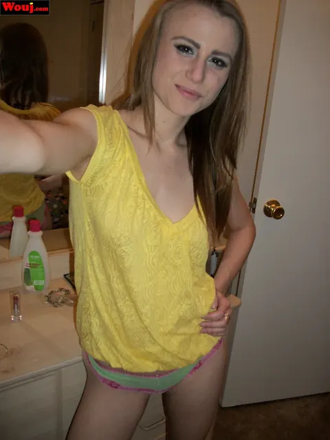 Soleil Saunders: Brunette PAWG Poses in Panties for Selfies – photo 4 of 15