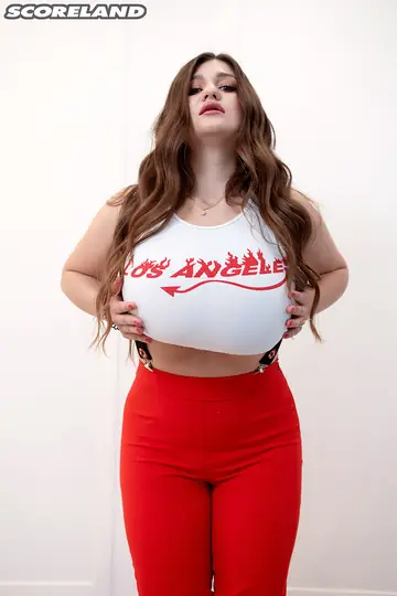 Demmy Blaze – Brunette BBW Releases Her Big Natural Tits from a Cropped Top