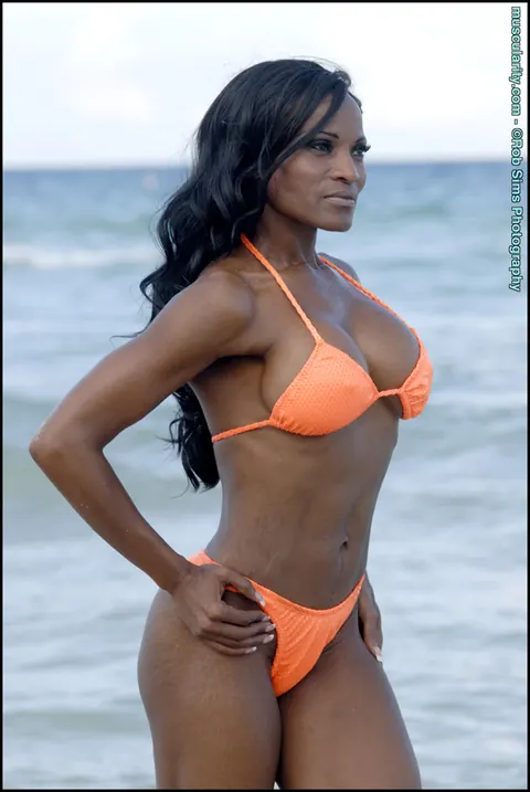 Debra Dunn: Ebony MILF Bodybuilder Strips Off Her String Bikini on the Beach – photo 11 of 15
