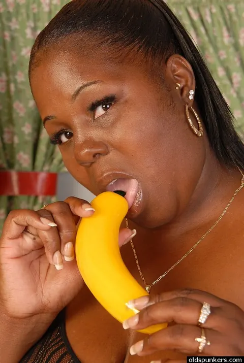 Busty Ebony MILF Uses a Yellow Dildo – photo 1 of 16