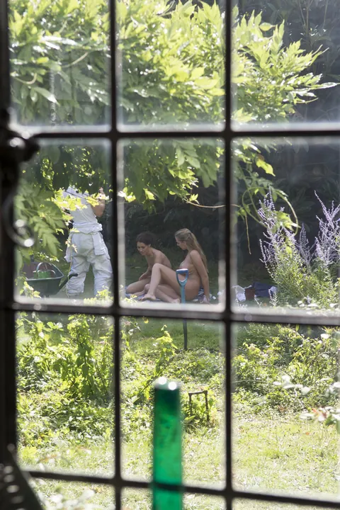 Victoria Summers: British MILF Poses Outdoors in Clothes Showing Her Tattoo – photo 19 of 21