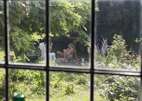 Victoria Summers: British MILF Poses Outdoors in Clothes Showing Her Tattoo – photo 18 of 21