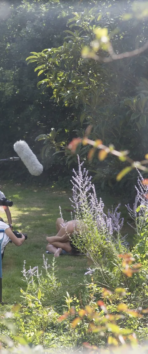 Victoria Summers: British MILF Poses Outdoors in Clothes Showing Her Tattoo – photo 17 of 21