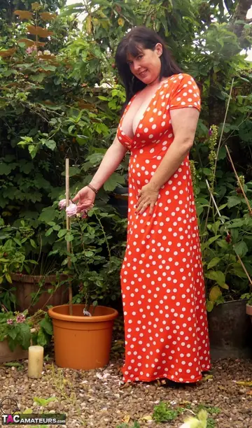 Curvy British MILF Displays Her Hairy Bush Outdoors While Reading