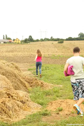 Thick Woman in Jeans Gives a Handjob and Takes Anal Outdoors