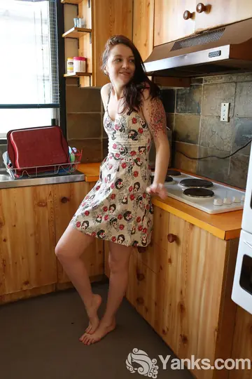 BeeBee Gunn – Brunette Strips and Uses a Dildo in the Kitchen