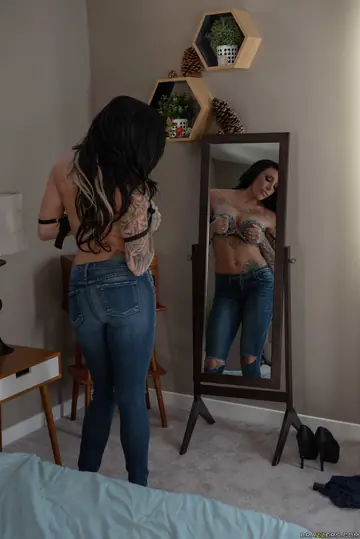 Austin Lynn – Tall Tattooed MILF in Lingerie Facesits and Takes a Cumshot