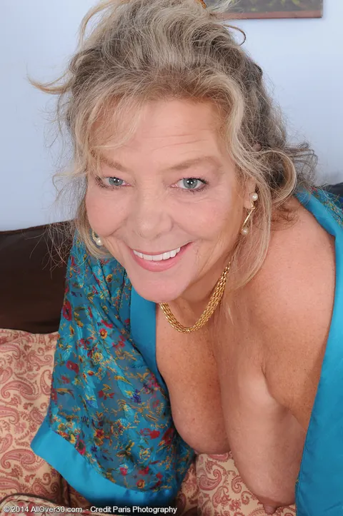 Karen Summer: Curvy Blonde MILF with Big Tits Fingers Herself – photo 4 of 15