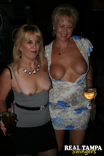 Mandi McGraw – Tall Blonde MILF Joins a Threesome, Kisses and Spreads