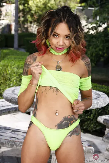 Kimberly Chi – Petite Asian Brunette Spreads and Pees Outdoors