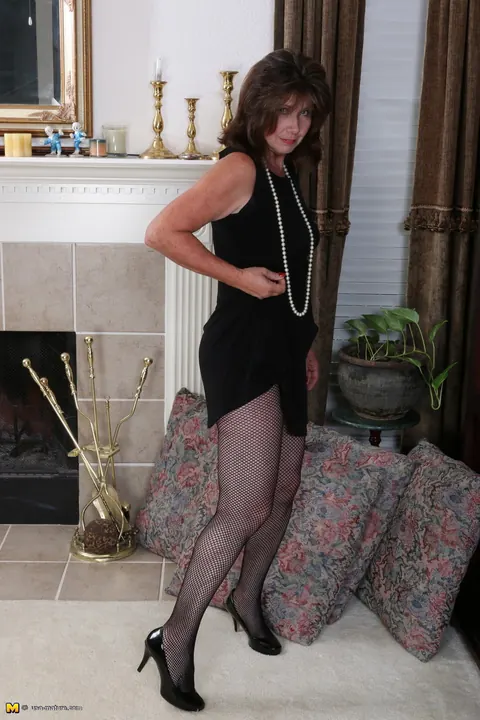 BBW MILF with Big Tits Strips and Plays with a Dildo – photo 4 of 16