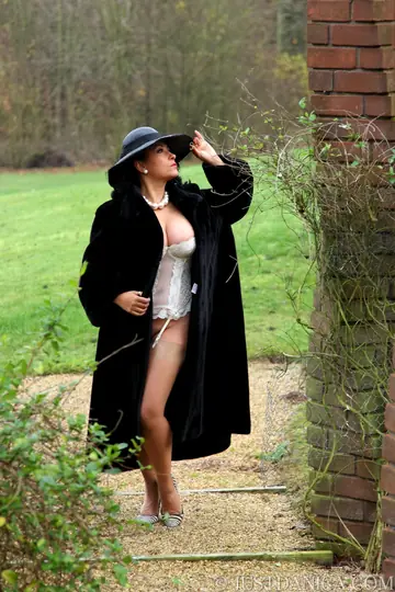 Ebony MILF Sheds Fur Coat to Reveal Her Big Tits