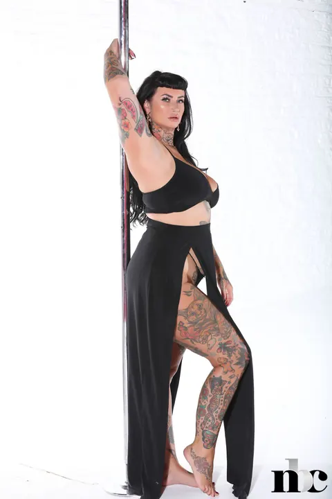 Tattooed BBW with Big Tits Performs Pole Dance – photo 2 of 21